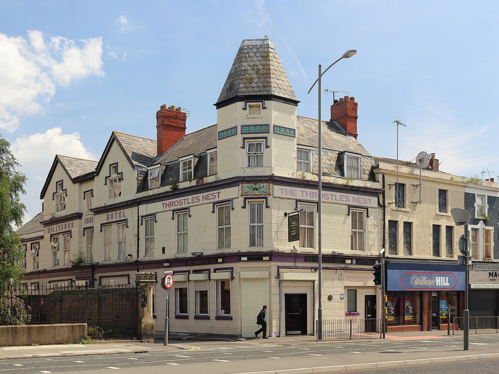 Throstles Nest Hotel (via Wikimedia Commons, CC BY-SA 4.0)
