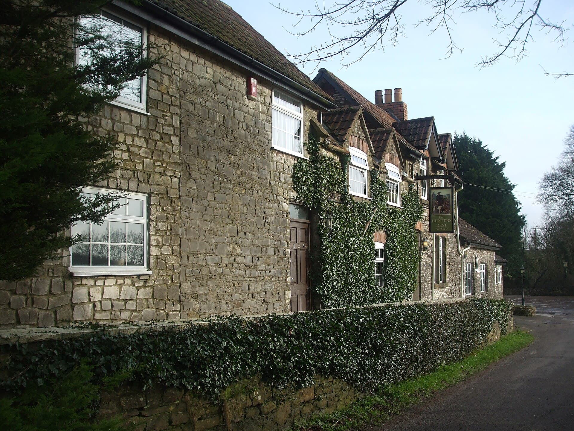 The Hunters Rest Inn (via Wikimedia Commons, CC BY-SA 2.0)