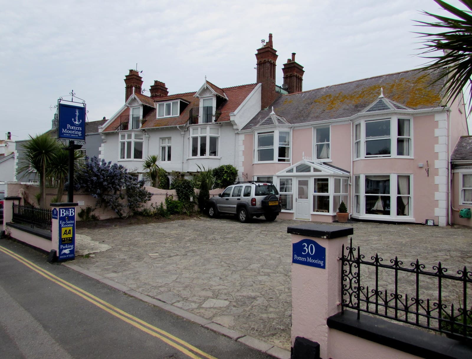 Potters Mooring Guest House (via Wikimedia Commons, CC BY-SA 2.0)