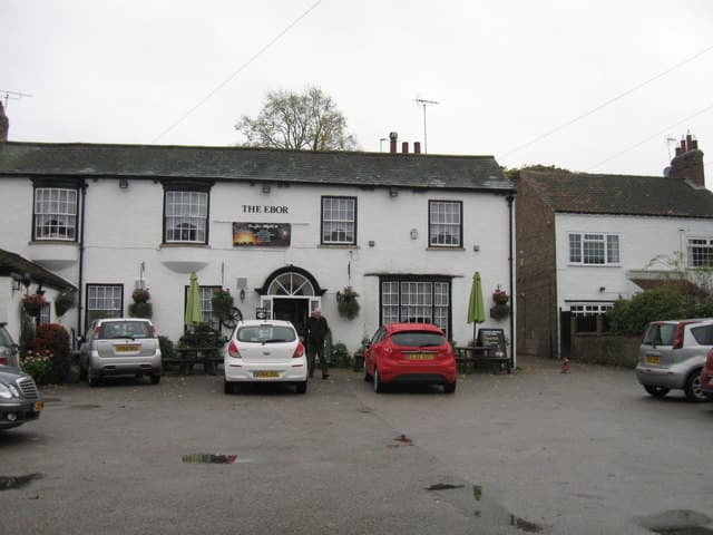 Ebor Hotel (via Wikimedia Commons, CC BY-SA 2.0)