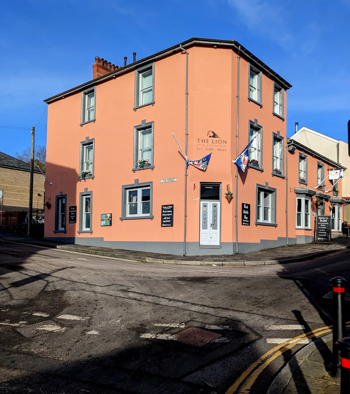 Lion Hotel (via Wikimedia Commons, CC BY-SA 2.0)