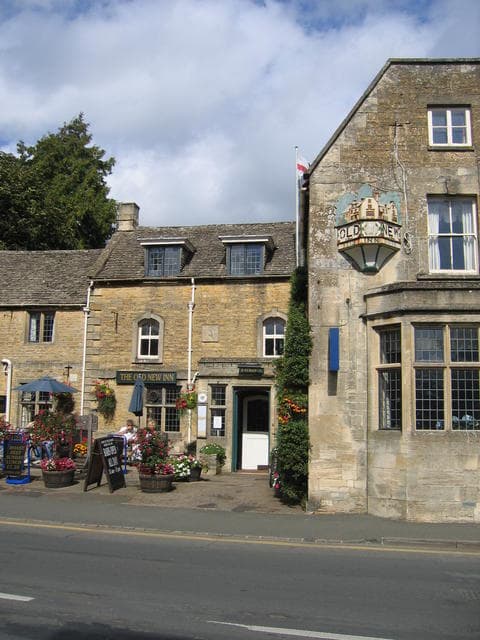 The Old New Inn (via Wikimedia Commons, CC BY-SA 2.0)