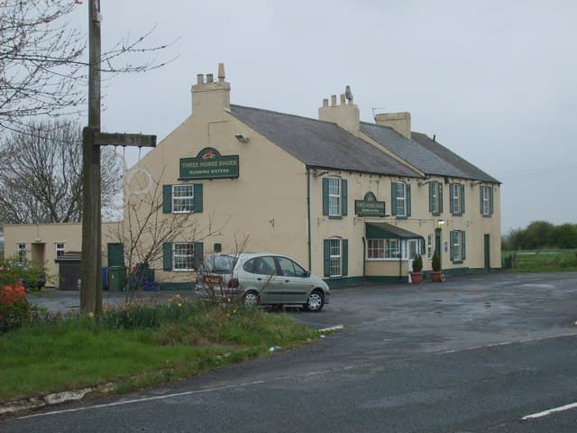 The Three Horseshoes Inn (via Wikimedia Commons, CC BY-SA 2.0)