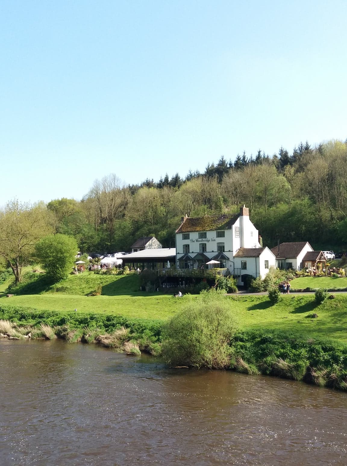 The Woodbridge Inn (via Wikimedia Commons, CC BY-SA 4.0)