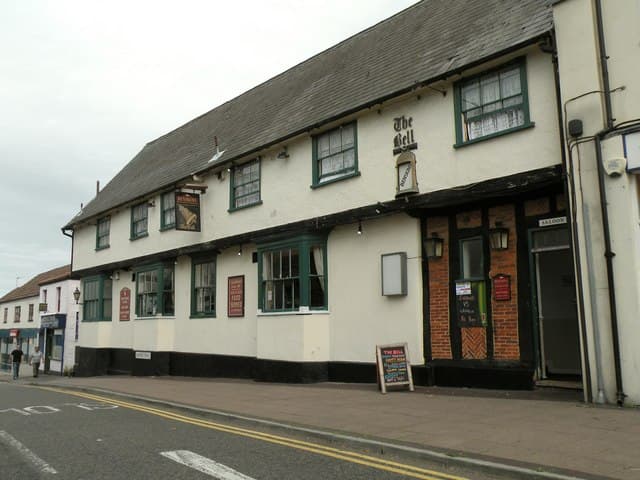 The Bell Hotel (via Wikimedia Commons, CC BY-SA 2.0)