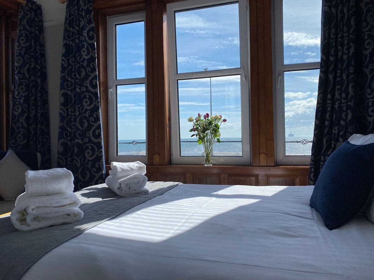 The Cairns Leven - whole house & room only accommodation, Leven