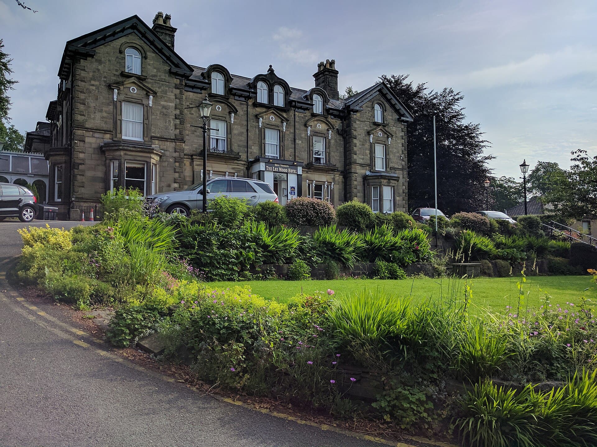 Best Western Plus Buxton Lee Wood Hotel (via Wikimedia Commons, CC BY-SA 2.0)