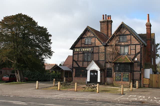 Crown Inn (via Wikimedia Commons, CC BY-SA 2.0)