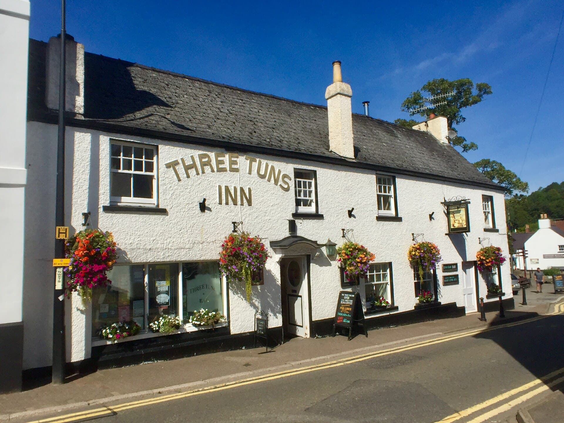 The Three Tuns (via Wikimedia Commons, CC BY-SA 2.0)