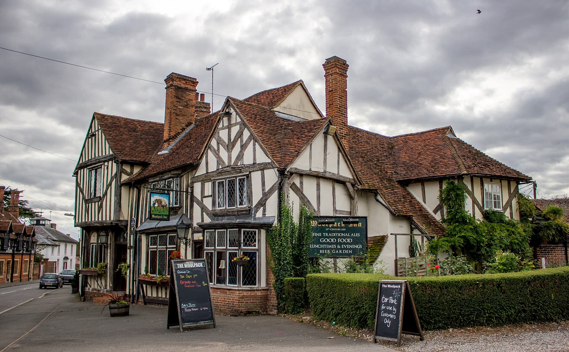 Woolpack Inn (via Wikimedia Commons, CC BY-SA 4.0)