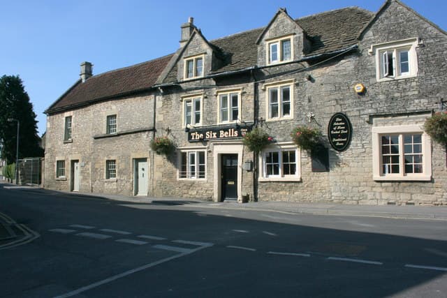 The Six Bells Inn (via Wikimedia Commons, CC BY-SA 2.0)