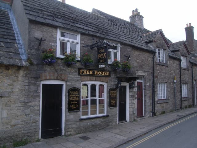 The Fox Inn (via Wikimedia Commons, CC BY-SA 2.0)