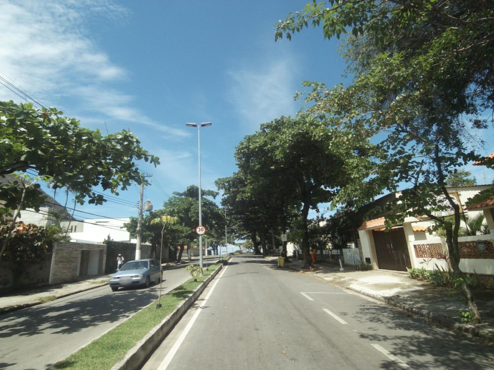 Street view near Pousada Praia de Itacoatiara, Niterói — © projevias (CC BY-SA · Mapillary)
