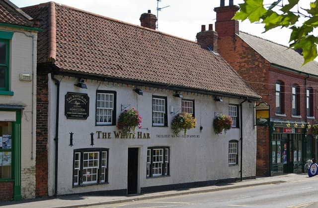 White Hart Hotel (via Wikimedia Commons, CC BY-SA 2.0)