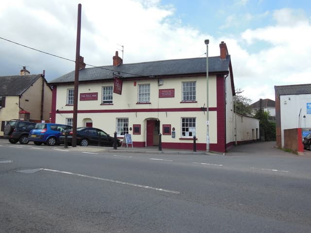 The Bell inn (via Wikimedia Commons, CC BY-SA 2.0)