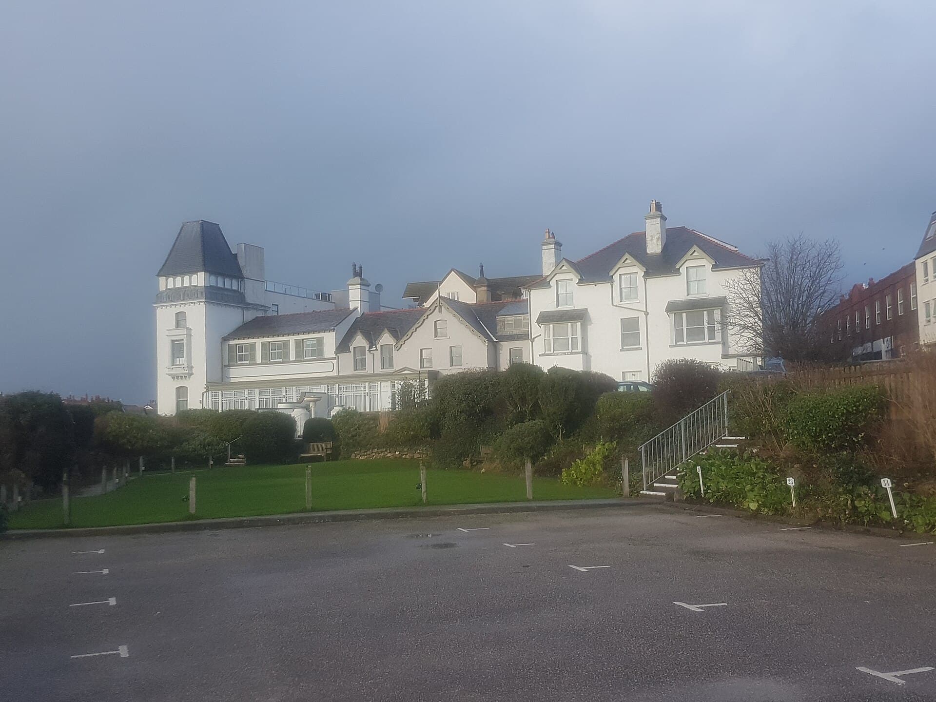 Deganwy Castle Hotel (via Wikimedia Commons, CC BY-SA 3.0)