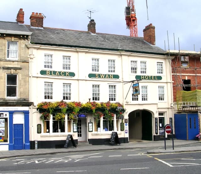 The Black Swan Inn (via Wikimedia Commons, CC BY-SA 2.0)