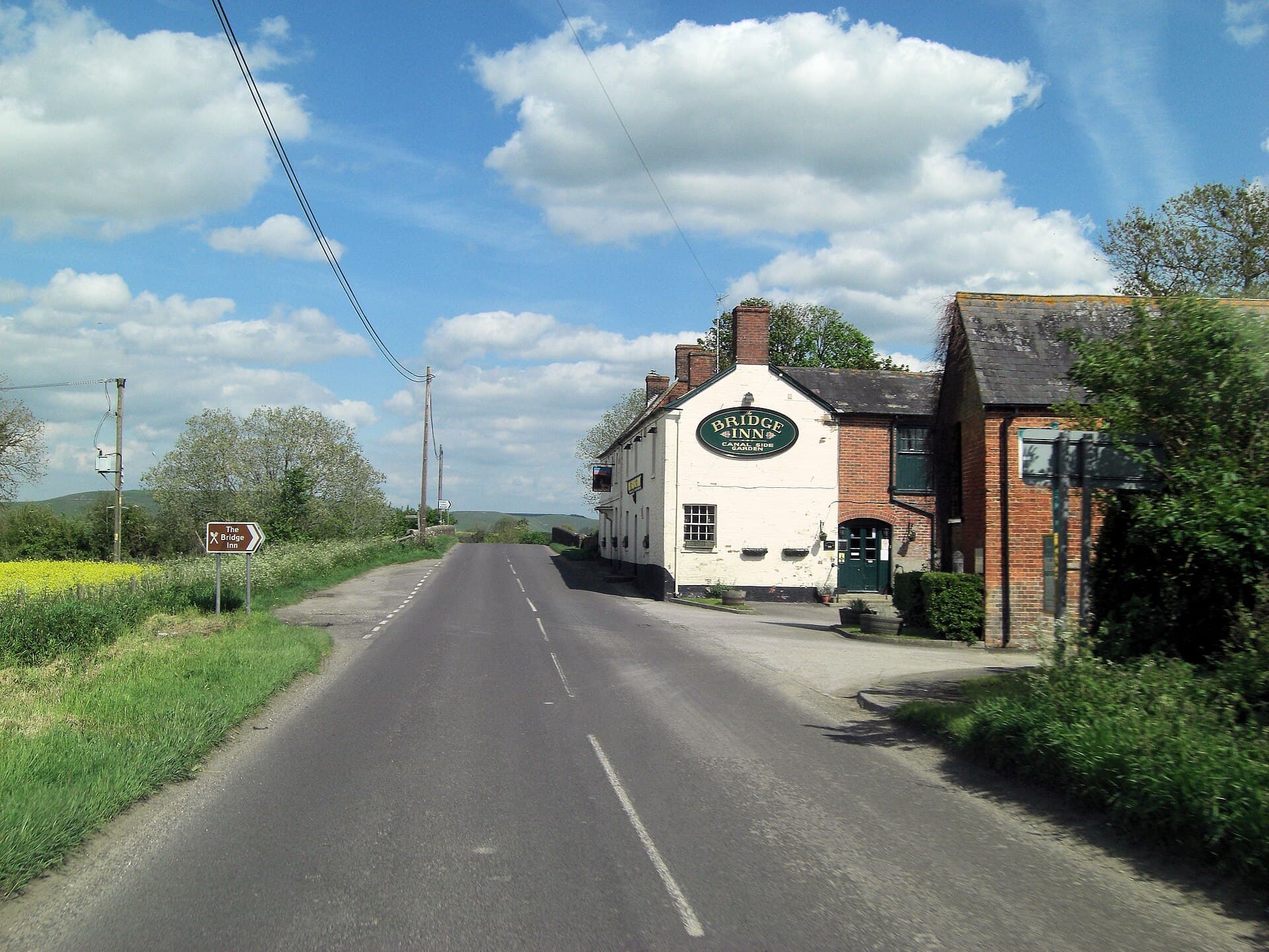 The Bridge Inn (via Wikimedia Commons, CC BY-SA 2.0)