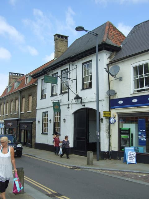 Crown Hotel (via Wikimedia Commons, CC BY-SA 2.0)