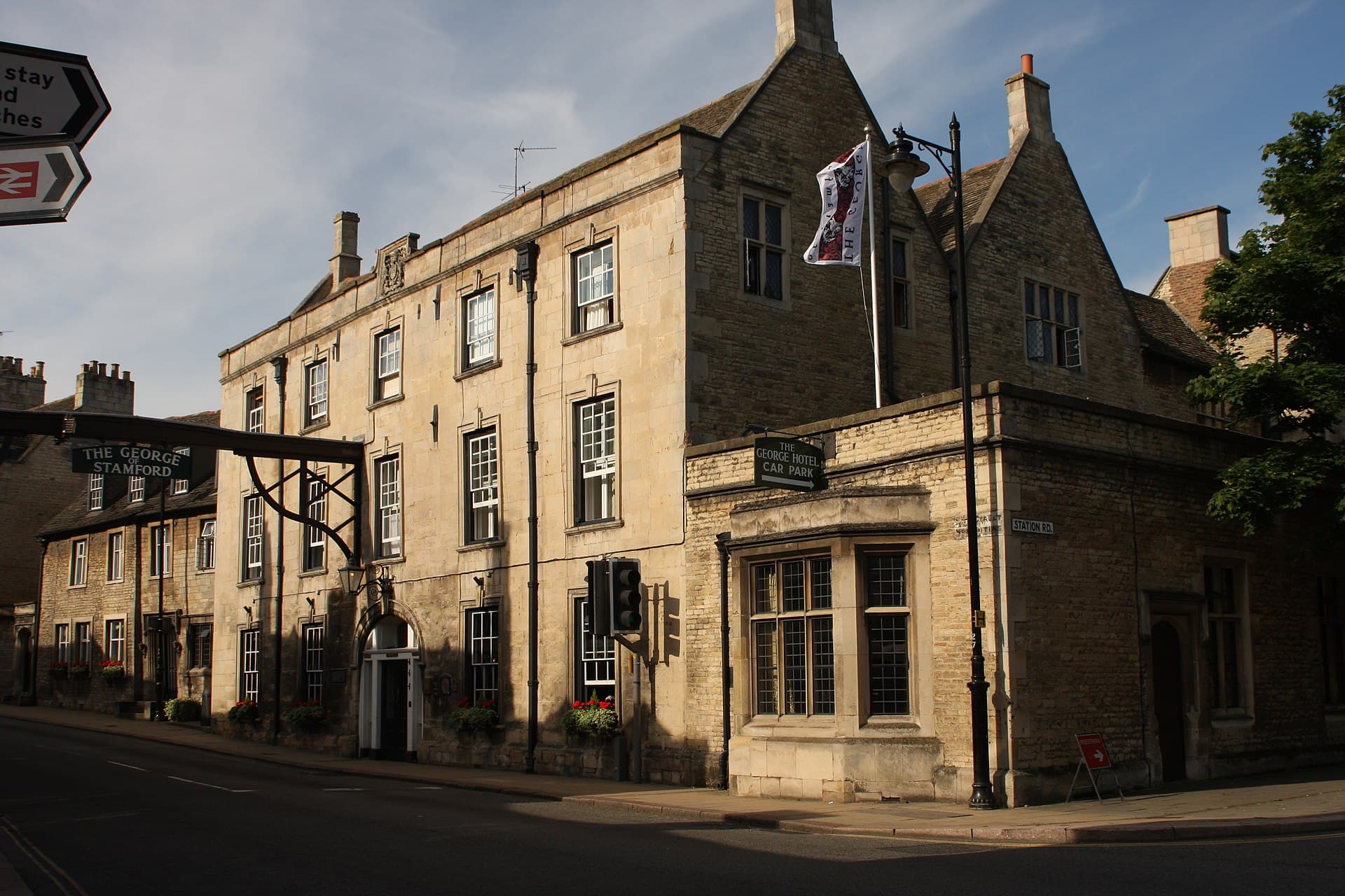 The George Hotel of Stamford (via Wikimedia Commons, CC BY-SA 2.0)
