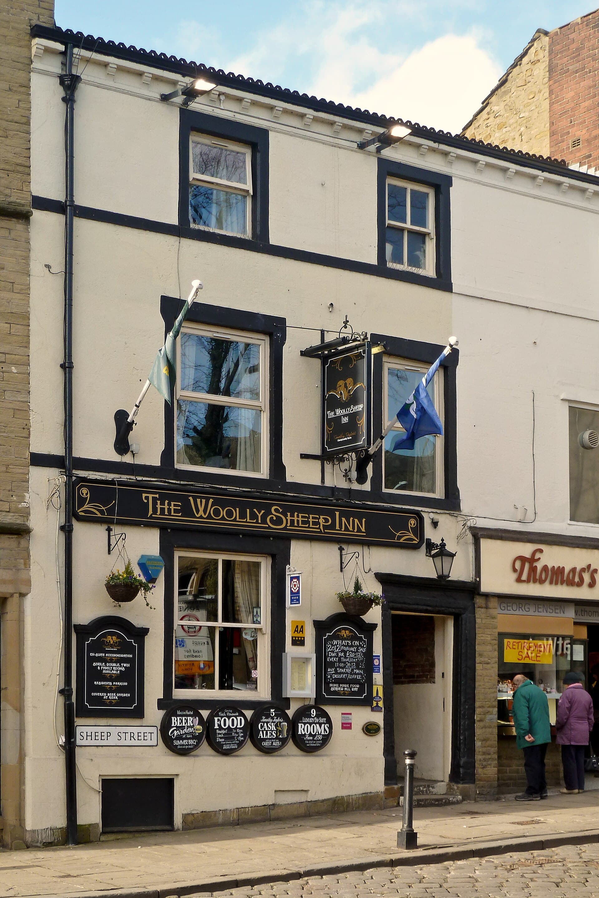 The Woolly Sheep Inn (via Wikimedia Commons, CC BY 2.0)