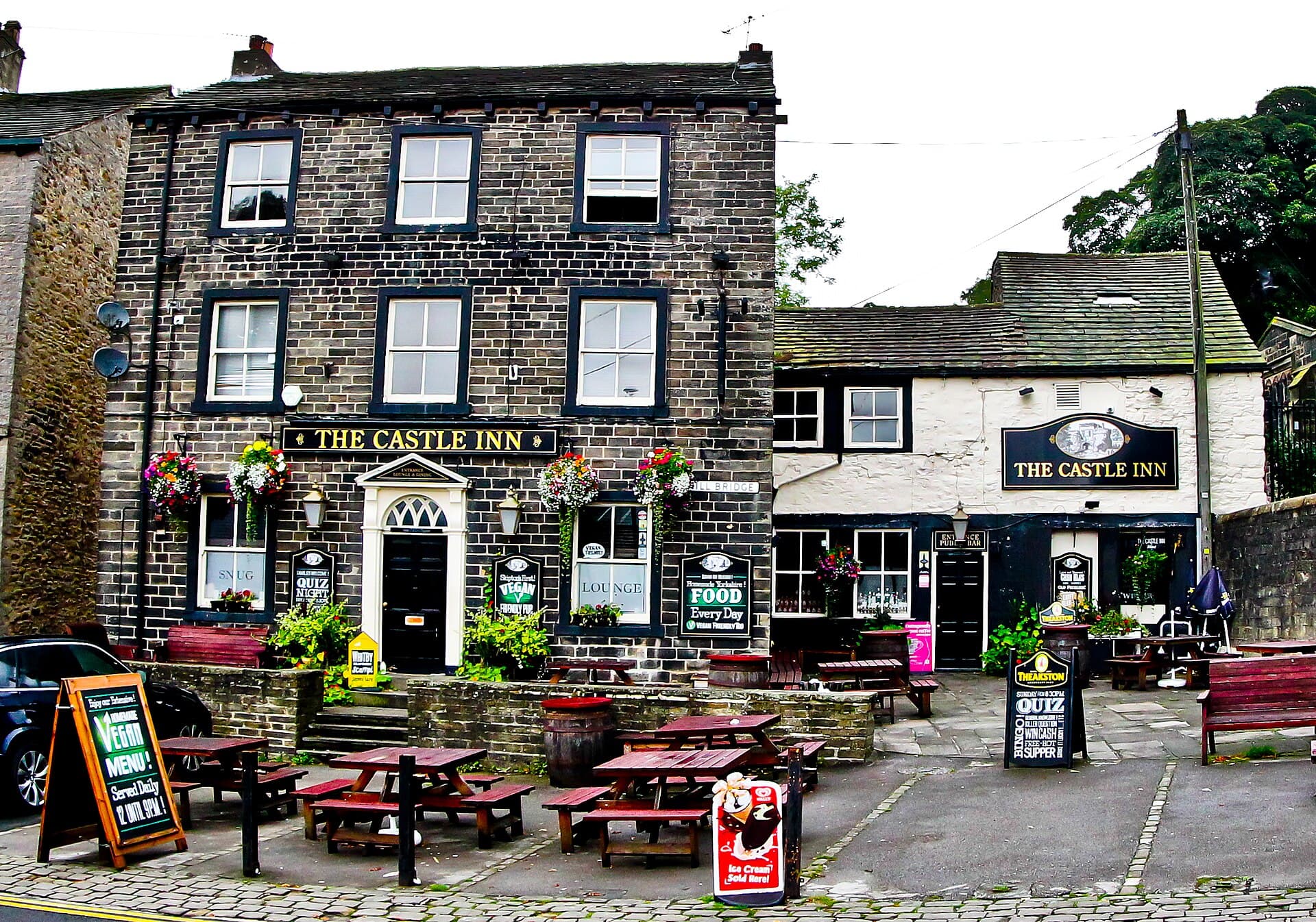 The Castle Inn (via Wikimedia Commons, CC BY-SA 4.0)