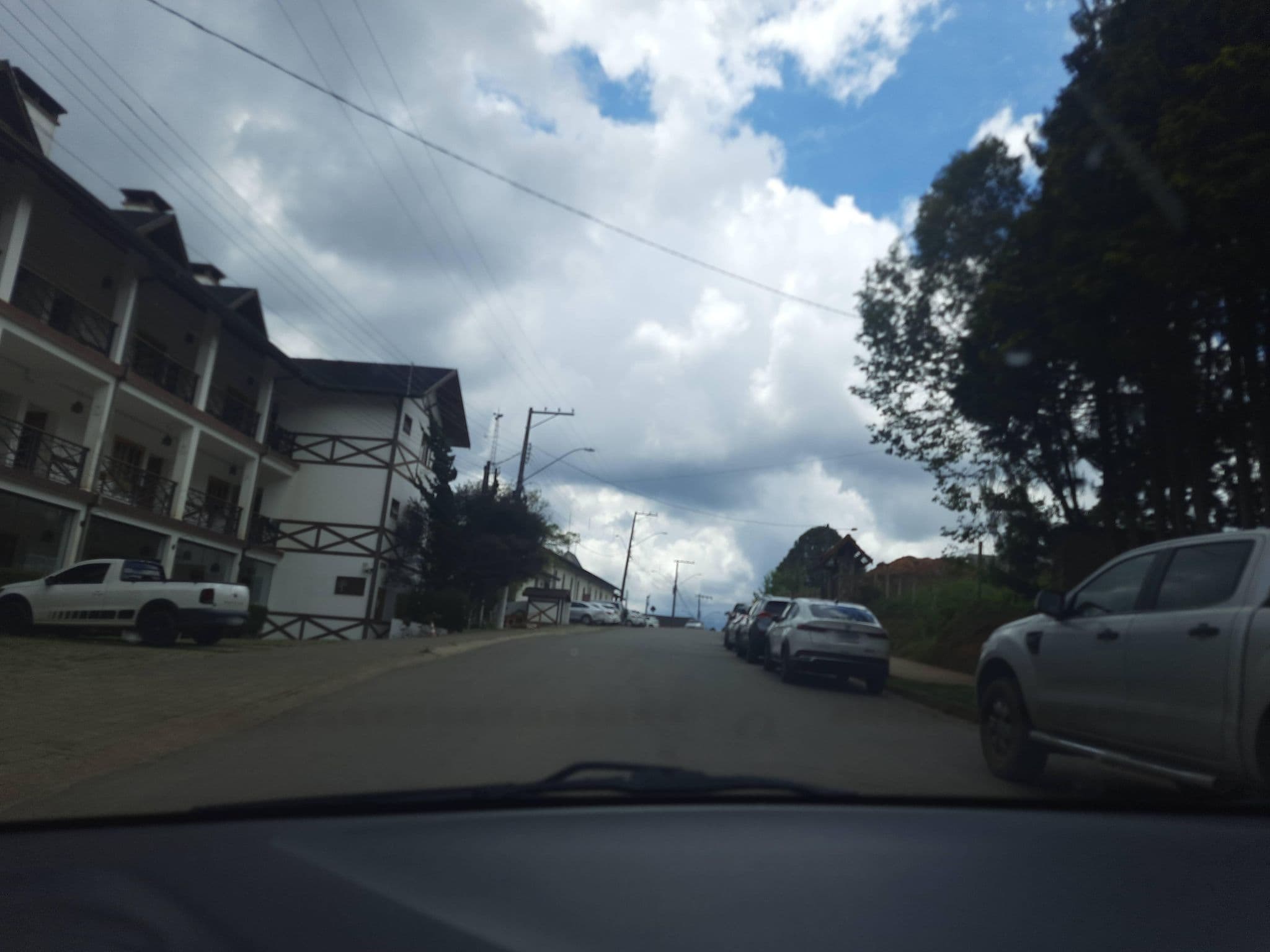 Street view near Hotel Villa Greenberg, Monte Verde — © alemenezes (CC BY-SA · Mapillary)