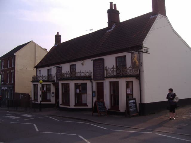 Rampant Horse Inn (via Wikimedia Commons, CC BY-SA 2.0)