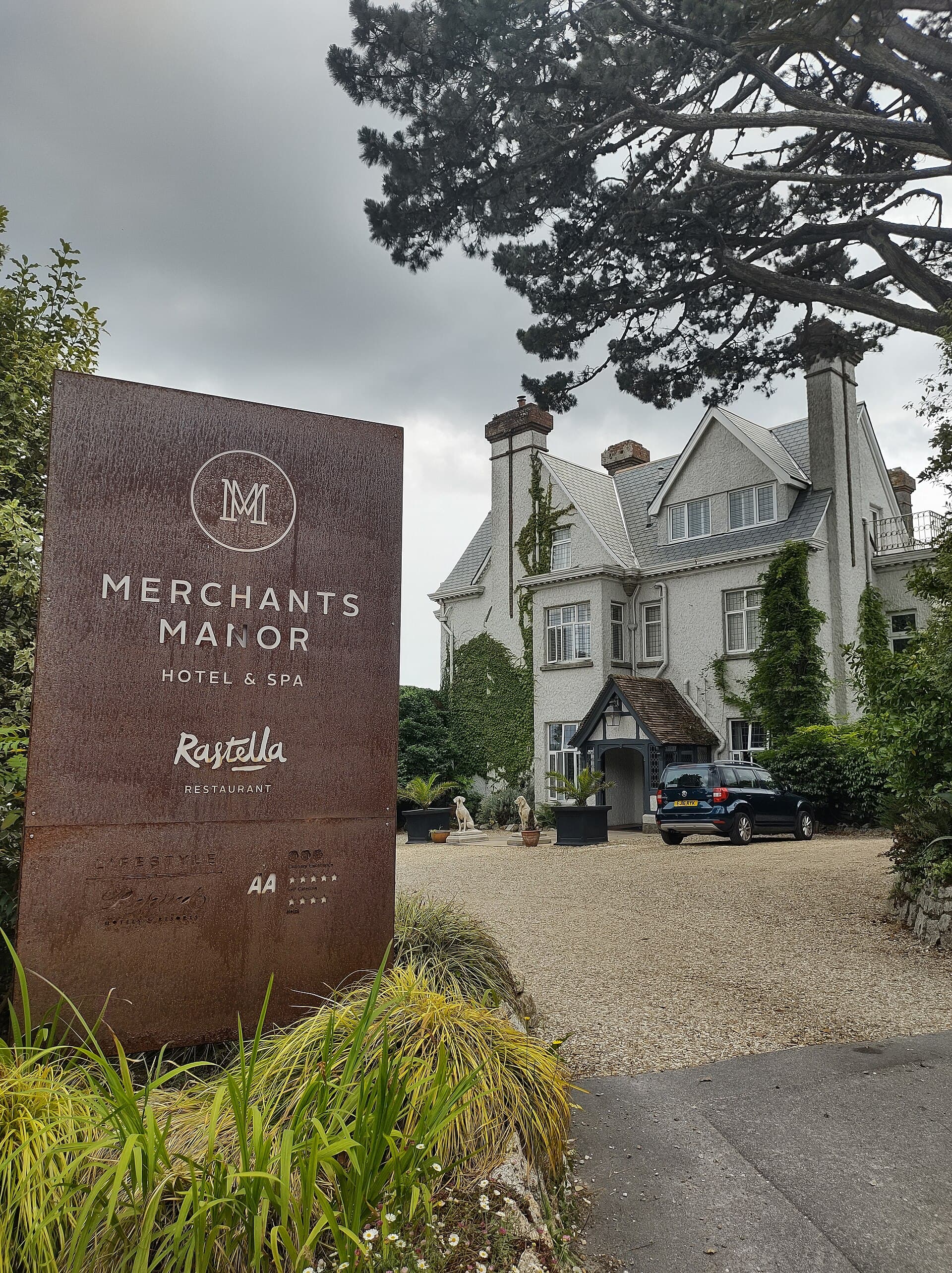 Merchants Manor Hotel & Spa (via Wikimedia Commons, CC BY-SA 4.0)