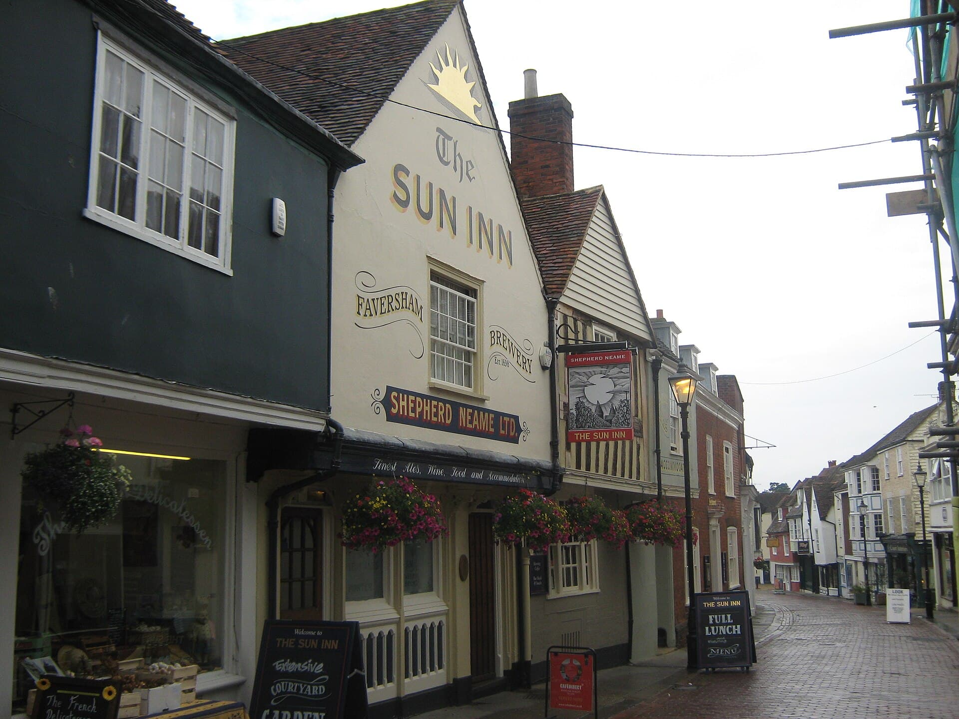Sun Inn (via Wikimedia Commons, CC BY-SA 2.0)