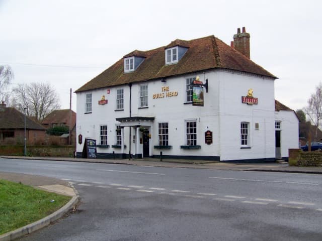 The Bull's Head, Fishbourne (via Wikimedia Commons, CC BY-SA 2.0)