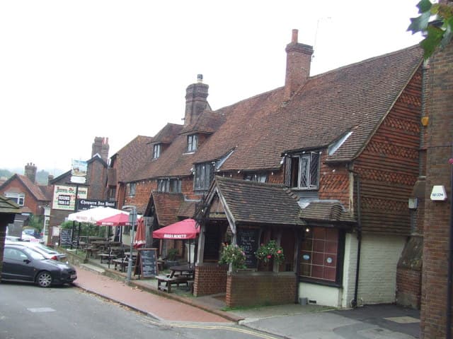 Chequers Inn Hotel (via Wikimedia Commons, CC BY-SA 2.0)