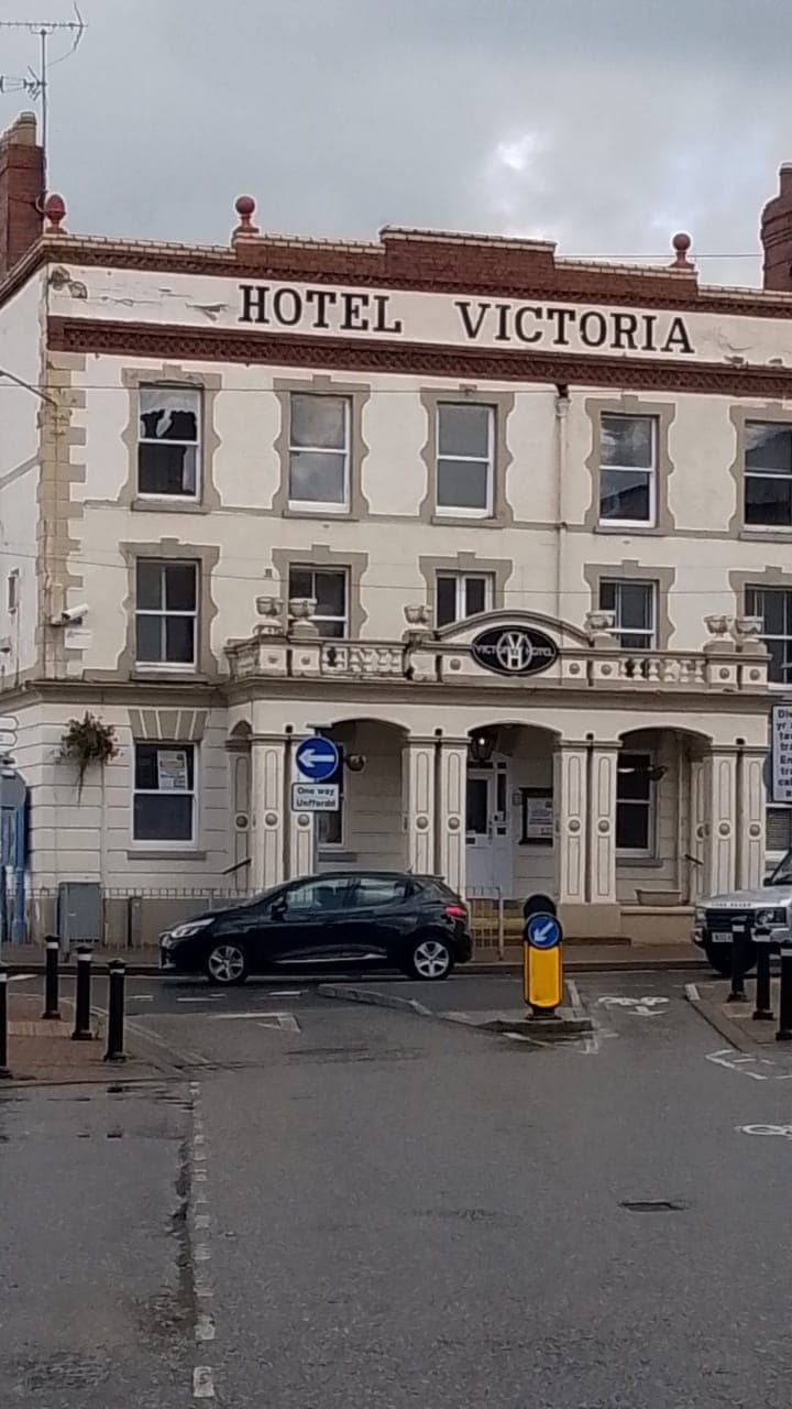 Victoria Hotel (via Wikimedia Commons, CC BY-SA 4.0)