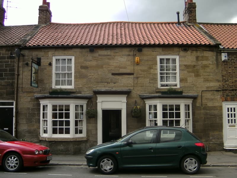Anchor Inn (via Wikimedia Commons, CC BY-SA 2.0)