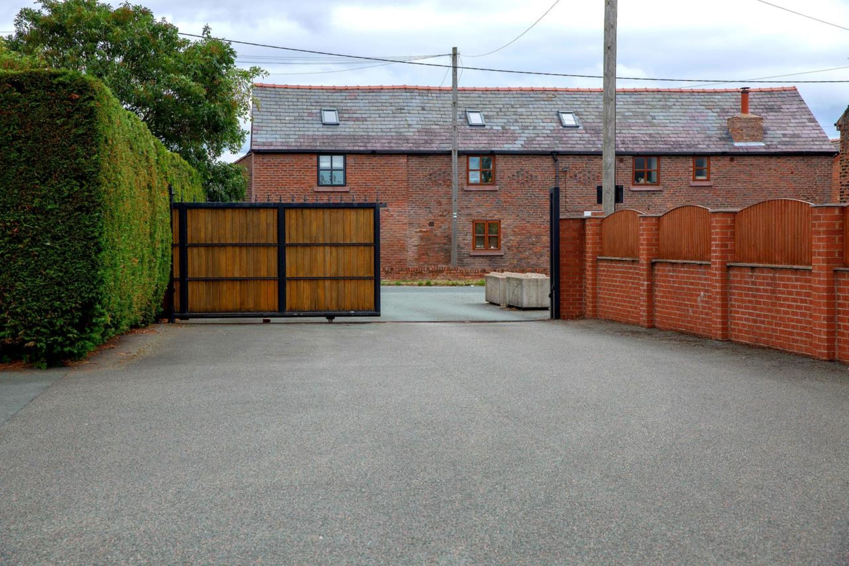 OYO Lenox Farm, Speke