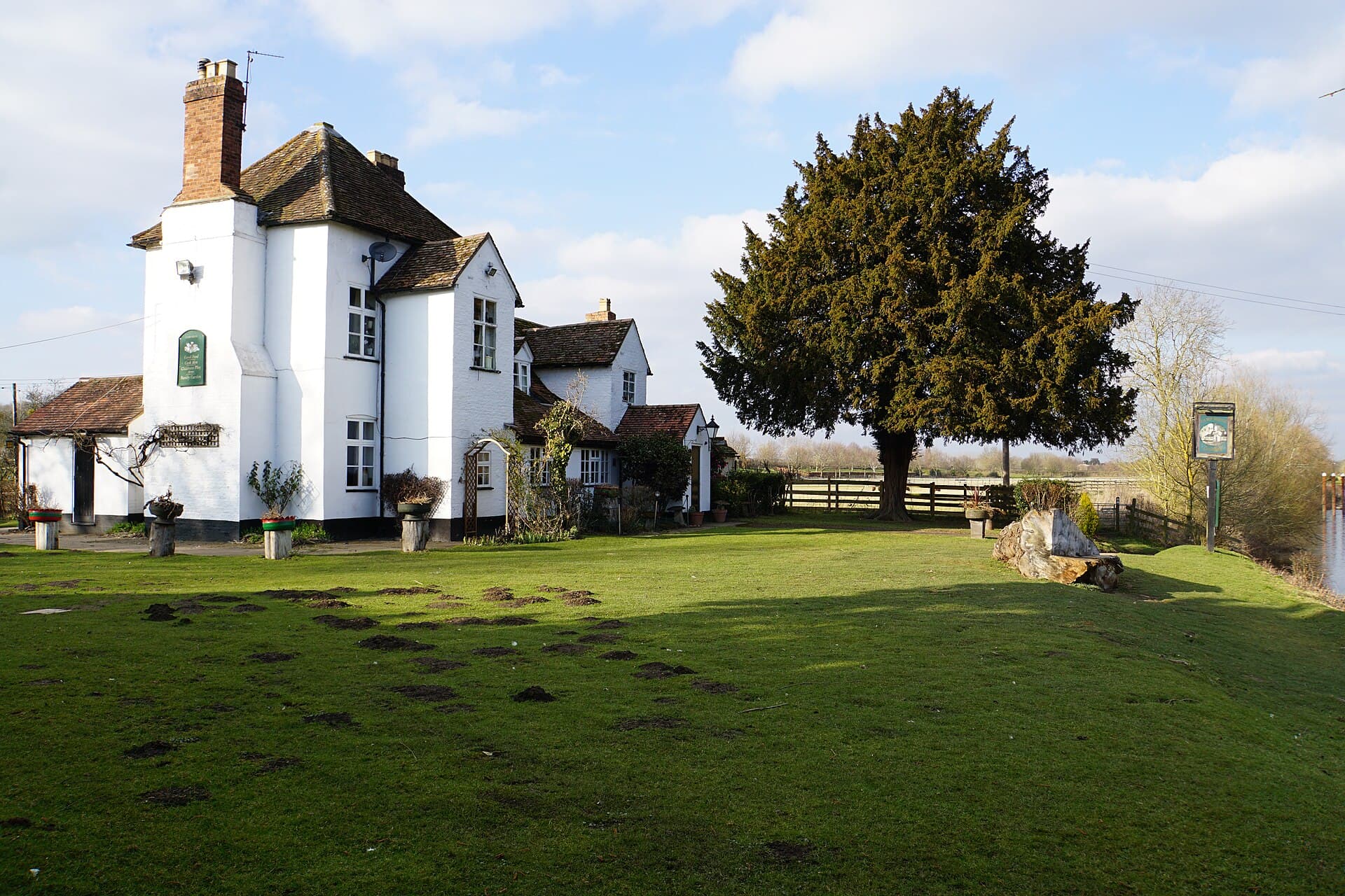 The Camp House Inn (via Wikimedia Commons, CC BY-SA 2.0)