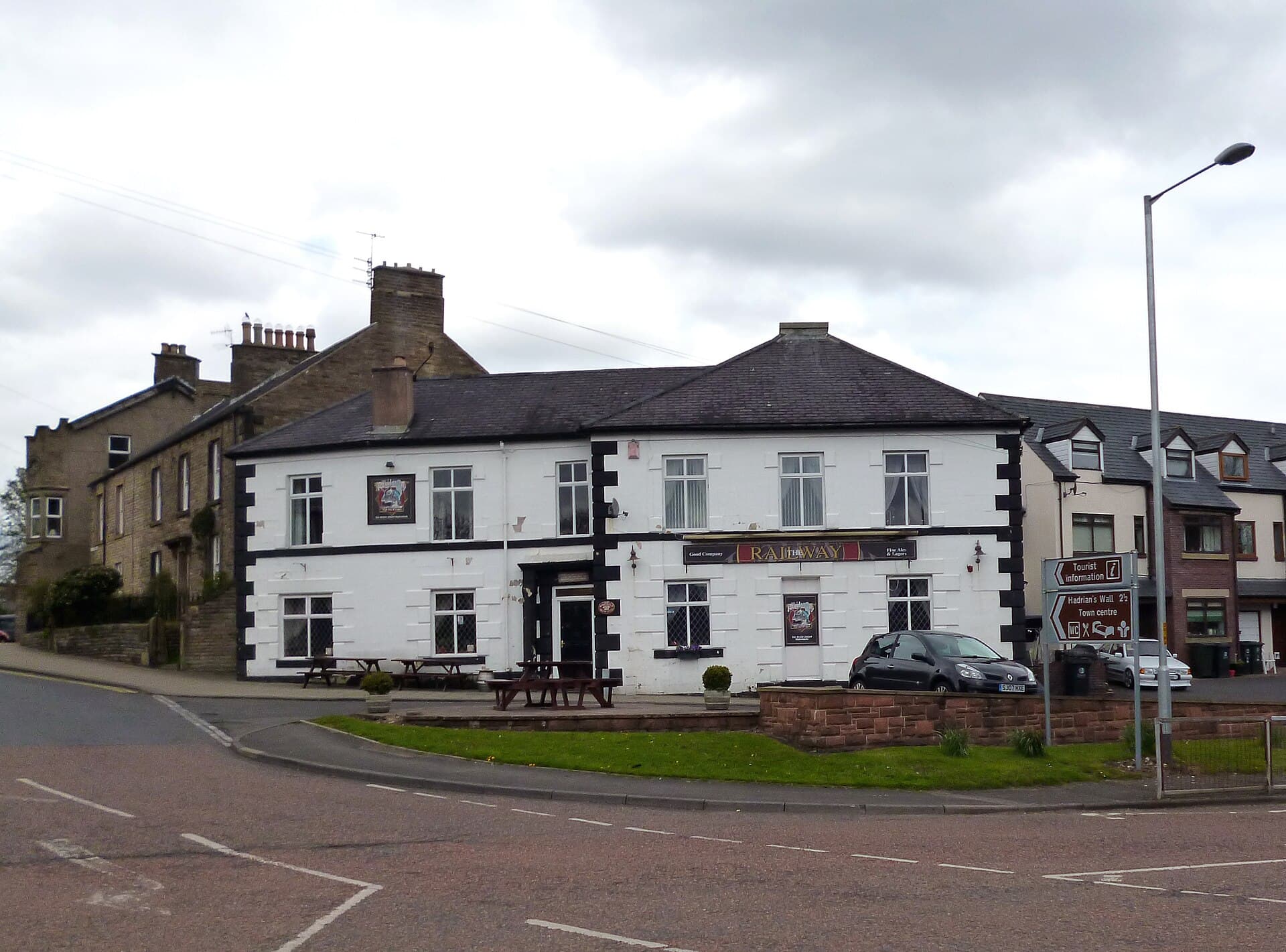 The Railway Hotel (via Wikimedia Commons, CC BY-SA 2.0)
