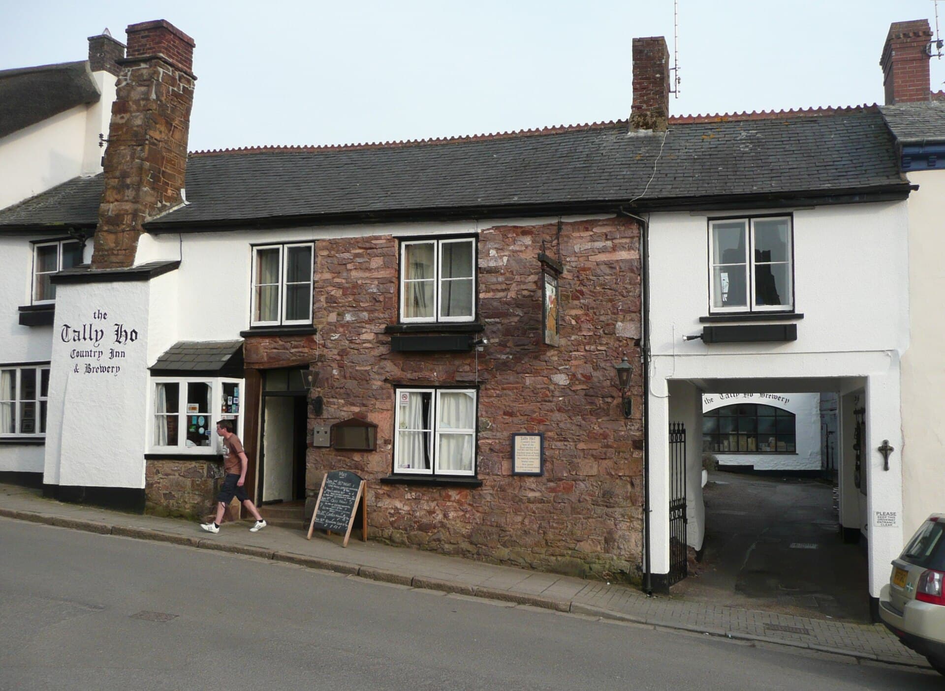 Tally Ho Hotel (via Wikimedia Commons, CC BY-SA 2.0)