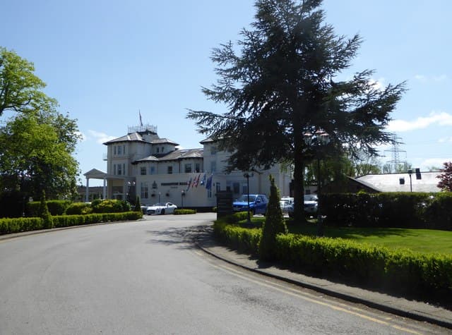 Thornton Hall Hotel & Spa (via Wikimedia Commons, CC BY-SA 2.0)