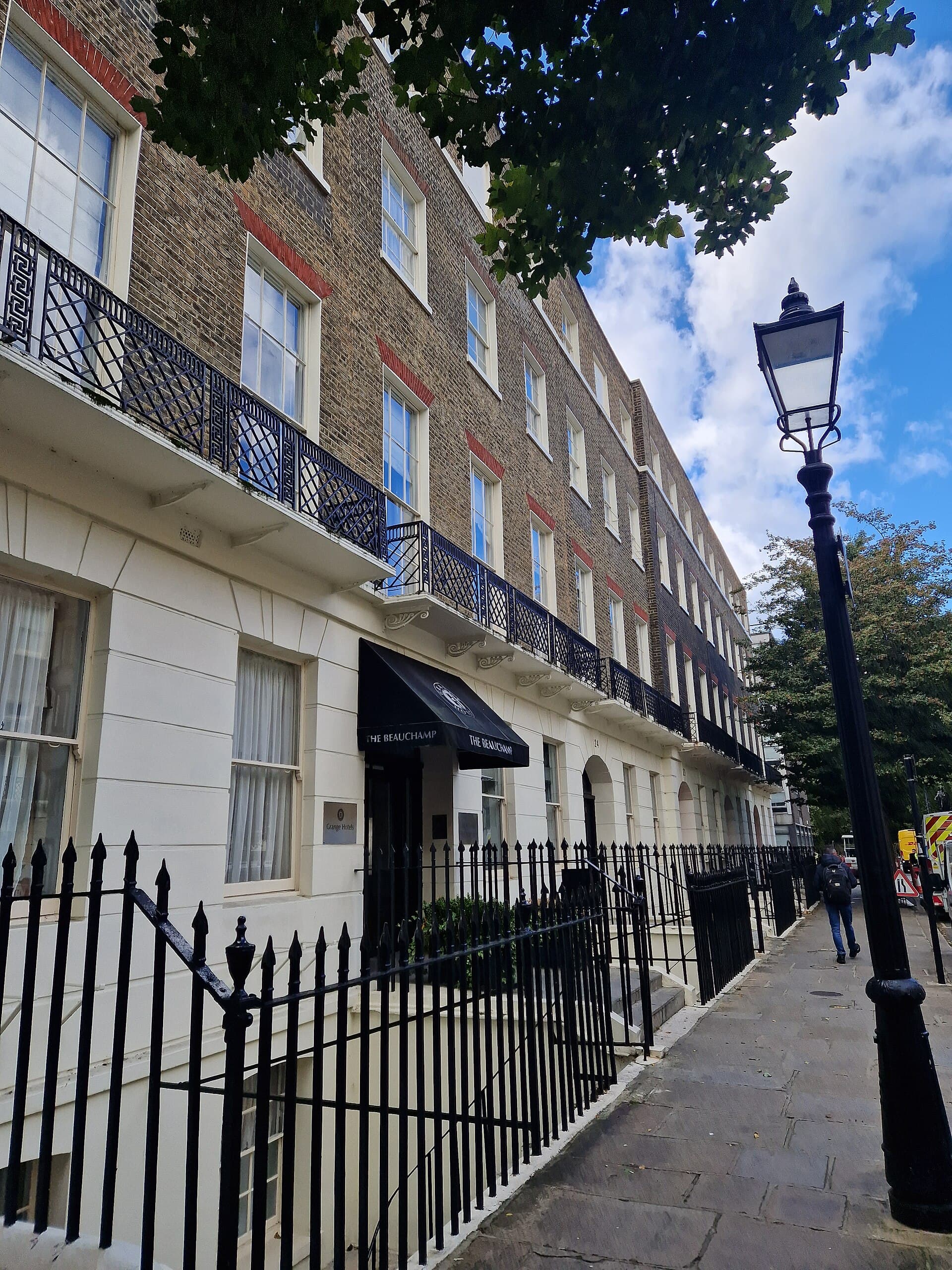 Grange Beauchamp Hotel (via Wikimedia Commons, CC BY-SA 4.0)