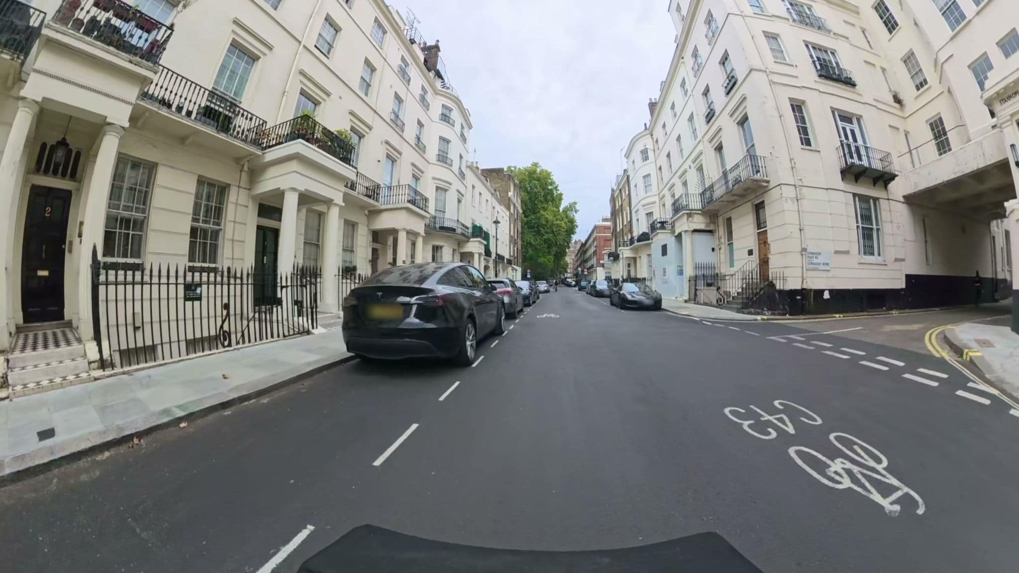 Street view near Parkwood at Marble Arch, West End of London — © athuler (CC BY-SA · Mapillary)