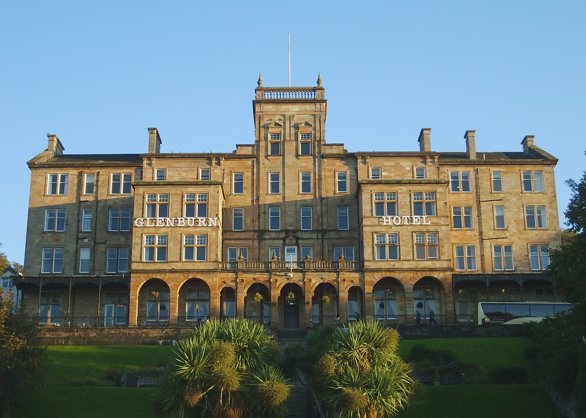 The Glenburn Hotel (via Wikimedia Commons, CC BY-SA 3.0)