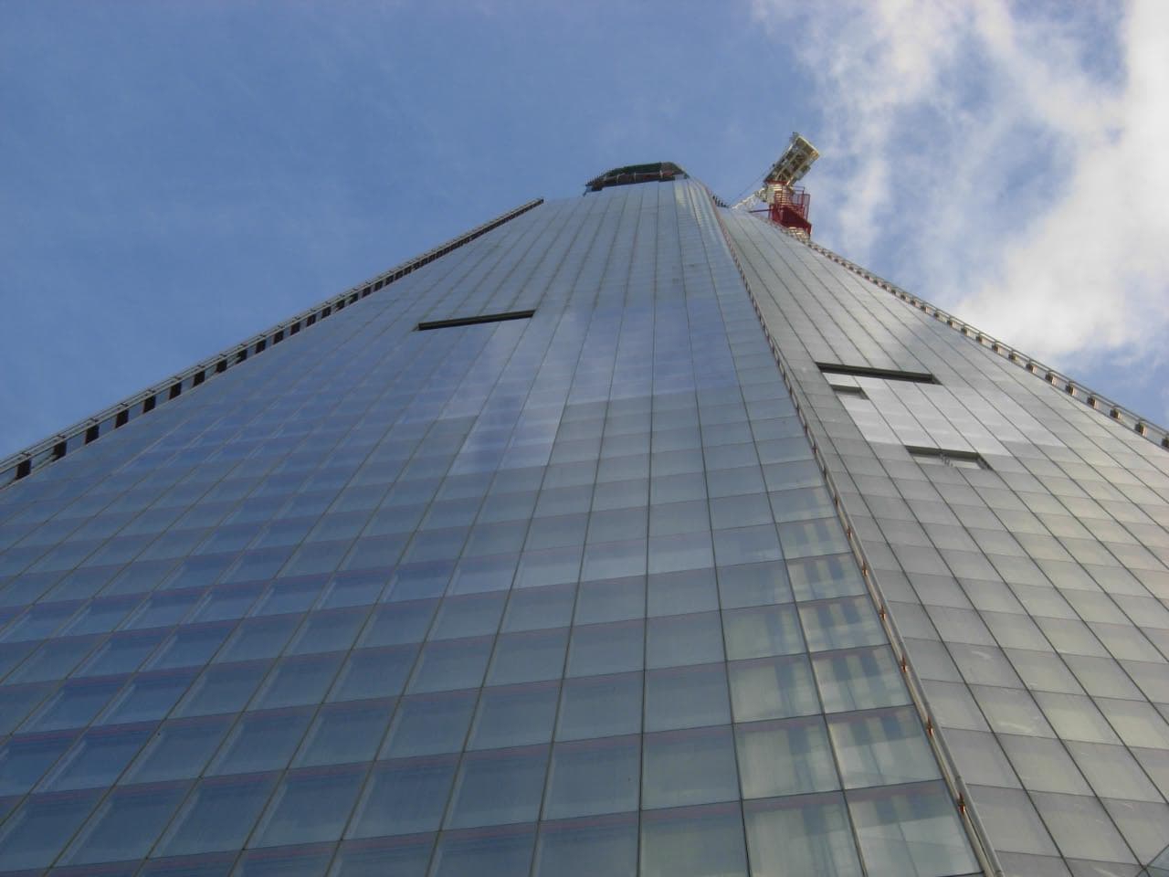 Shangri-La The Shard, London (via Wikimedia Commons, CC BY-SA 2.0)