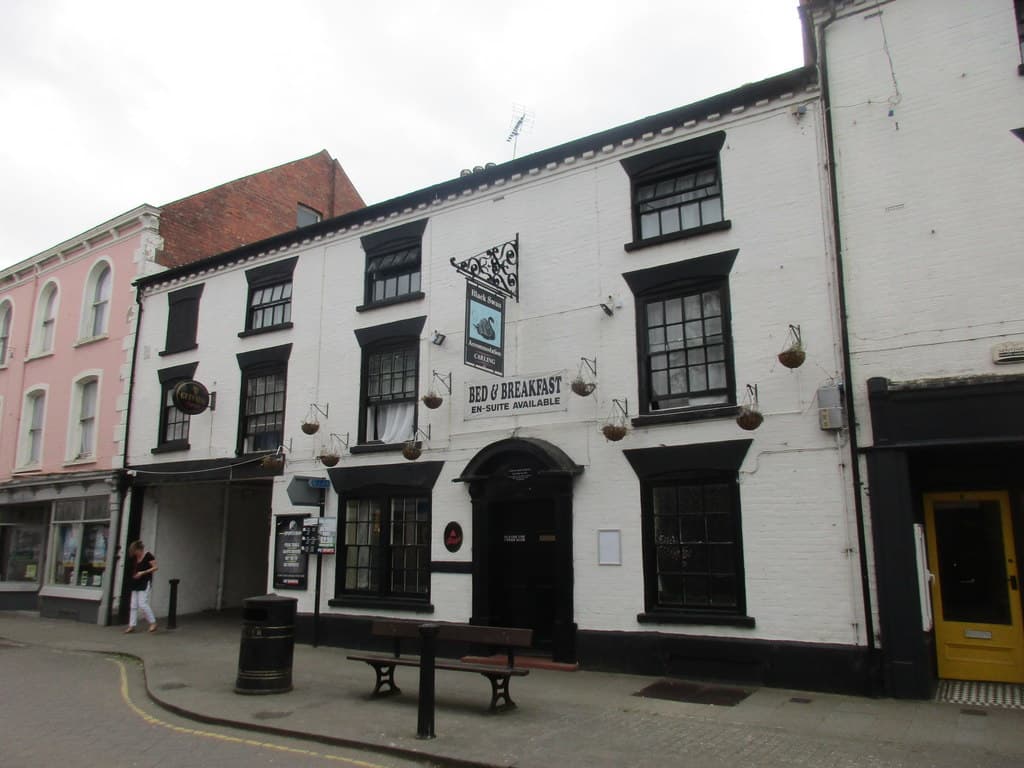 Black Swan Hotel (via Wikimedia Commons, CC BY-SA 2.0)