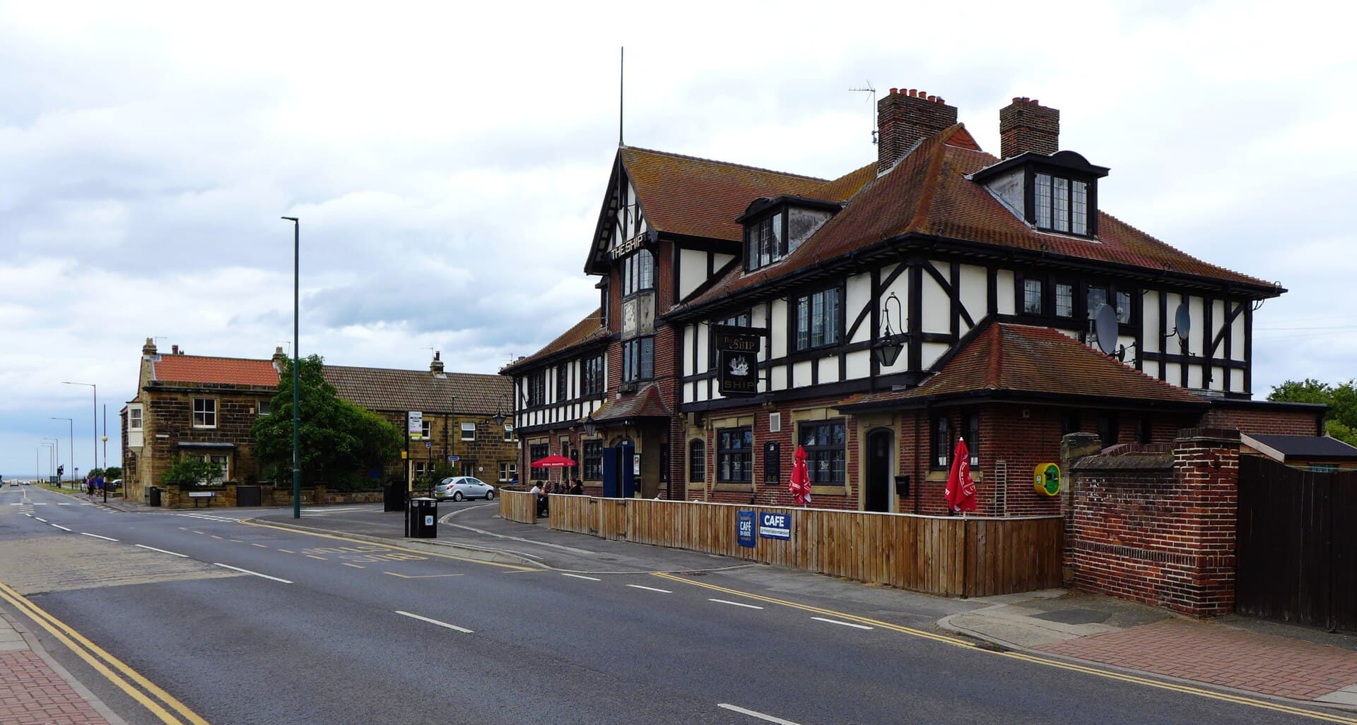 The Ship Inn (via Wikimedia Commons, CC BY-SA 2.0)