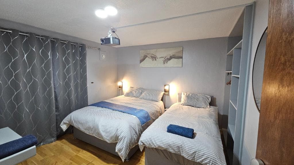 London Comfy Doubles, Leyton