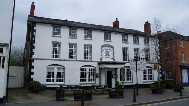 Cain Valley Hotel (via Wikimedia Commons, CC BY-SA 2.0)