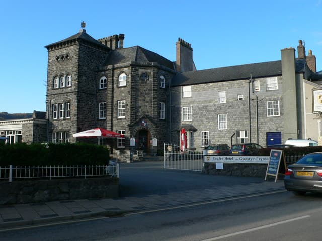 The Eagles Hotel (via Wikimedia Commons, CC BY-SA 2.0)