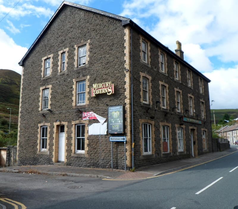 Wattstown Hotel (via Wikimedia Commons, CC BY-SA 2.0)
