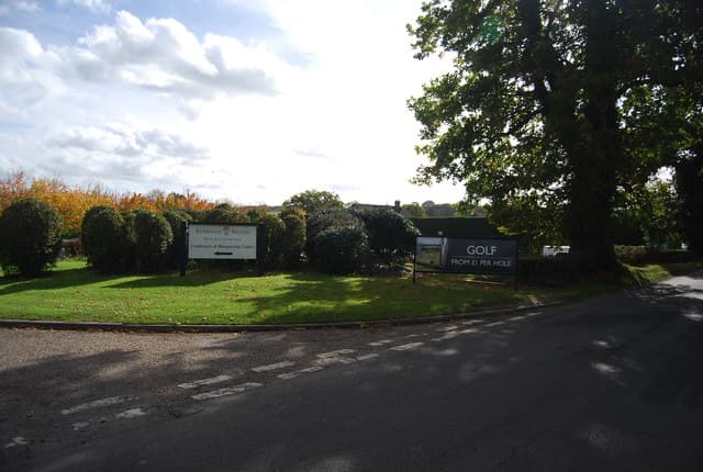 Barnham Broom Hotel, Spa, Gym & Golf Club (via Wikimedia Commons, CC BY-SA 2.0)